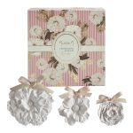 photo du coffret de 3 fleurs parfumées en plâtre de la gamme célébrations exquises parfum fleur de coton